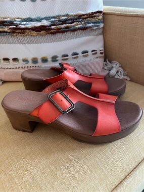 Baretraps “Gwenney” Block Heel Slide Sandal, Size 7 in vibrant red/orange